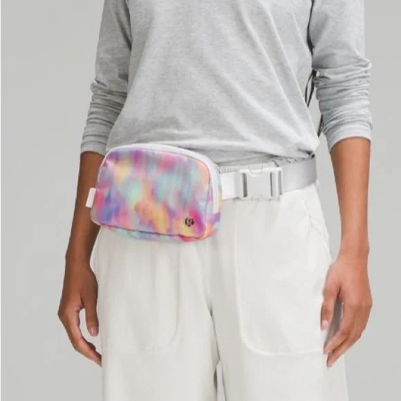 NWT Lululemon Everywhere 1L Belt Bag in Prism Wash - Picture 6 of 6